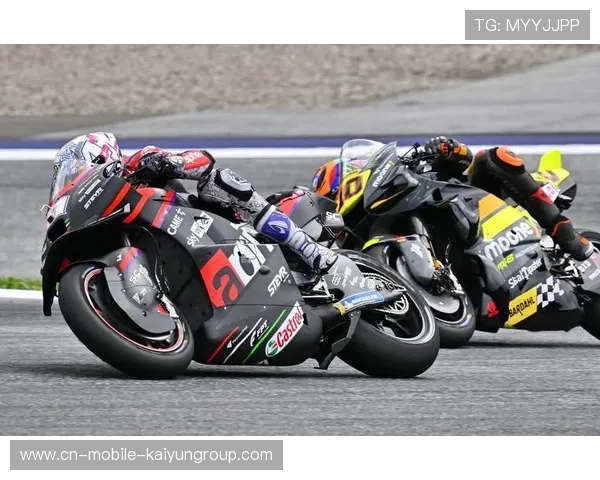 赛车尾部火花四溅引爆社媒 赛车尾部火花四溅引爆社媒