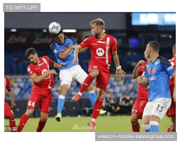 那不勒斯快速推进形成冲击:从边路撕裂到中路致命一击 那不勒斯快速推进形成冲击:从边路撕裂到中路致命一击